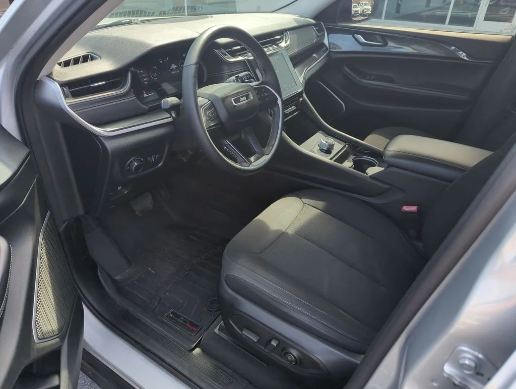 Used 2022 Silver Jeep Laredo image 11