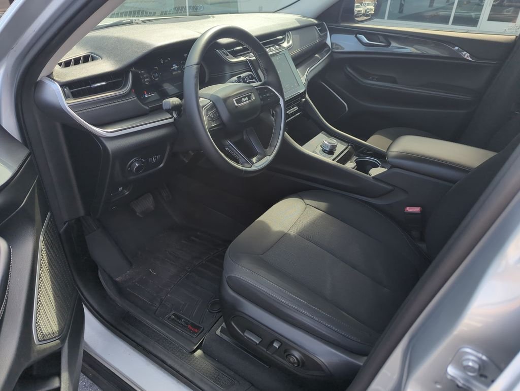 Used 2022 Silver Jeep Laredo image 11