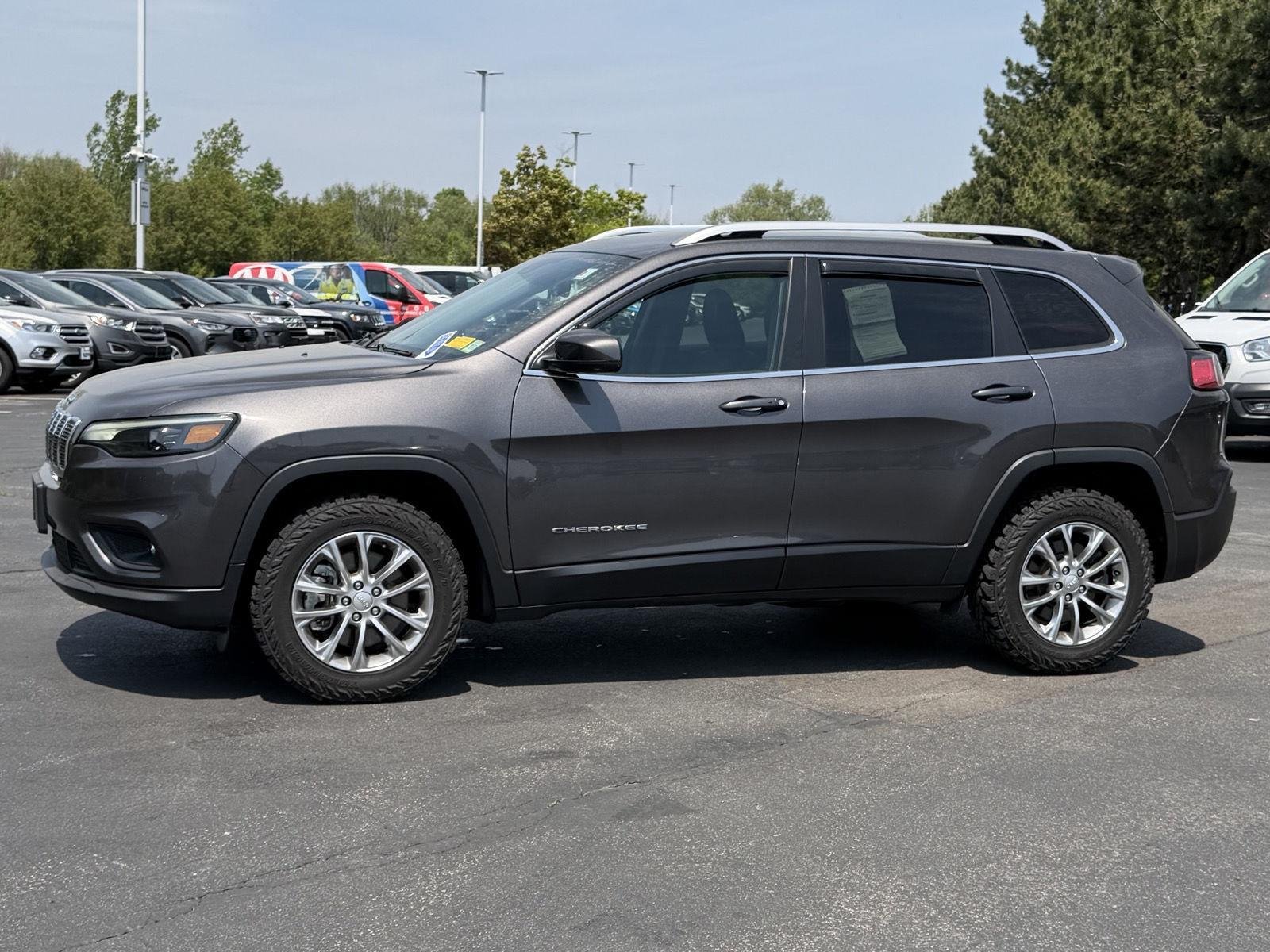 Used 2021 Granite Crystal Metallic Clearcoat Jeep Latitude Lux image 4
