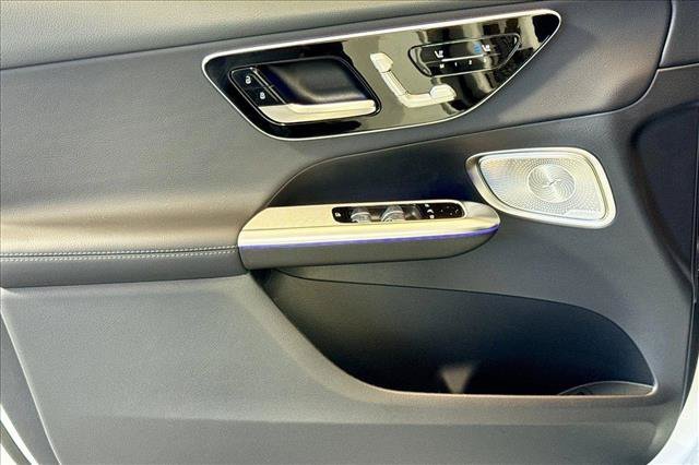 New 2026 MANUFAKTUR Moonlight White Metallic Mercedes-Benz GLC 300 image 46