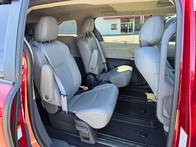 2023 Toyota Sienna XLE - Photo 14