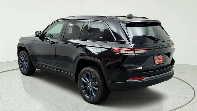 New 2026 Diamond Black Crystal Pearlcoat Jeep  image 9