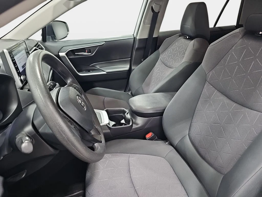 Used 2019 White Toyota XLE image 17