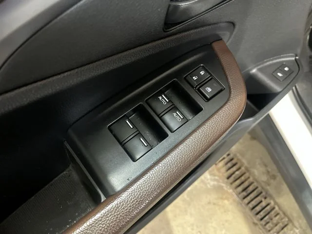 Used 2024 White Honda EX-L image 17