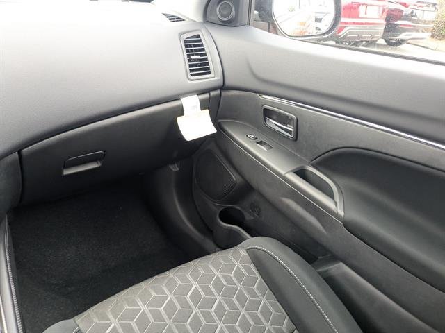 Used 2025  Mitsubishi SE image 17