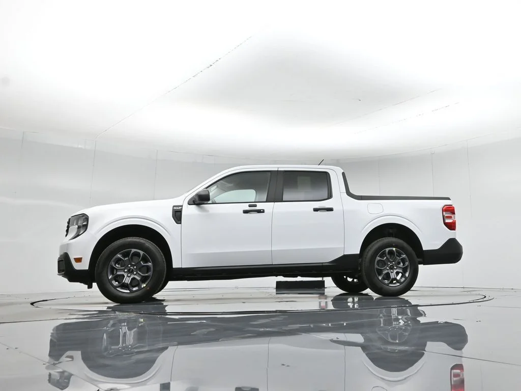 New 2026 Oxford White Ford XLT image 7