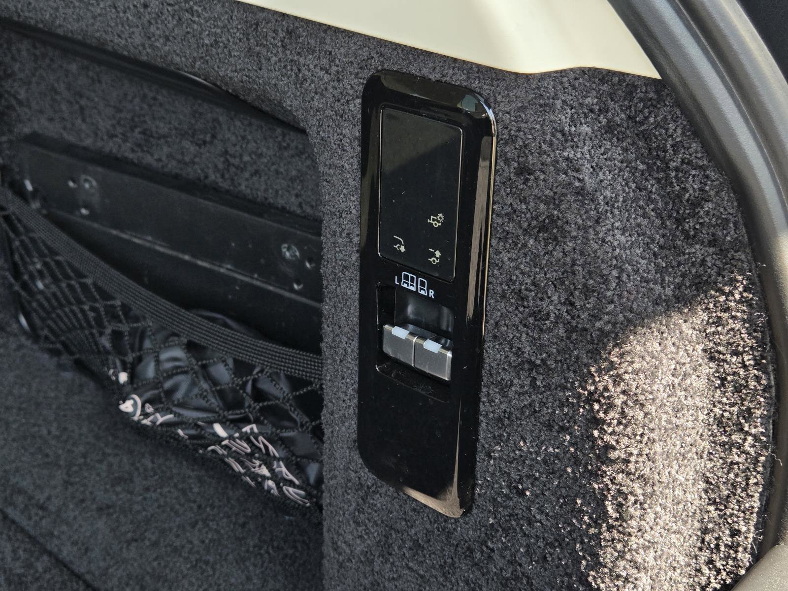 Used 2023 Santorini Black Land Rover SE image 11