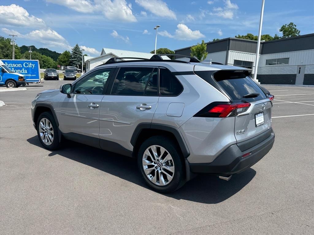 Used 2023 SILVER SKY METALLIC Toyota XLE Premium image 4