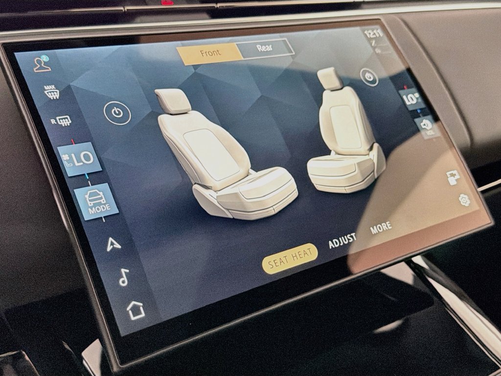 New 2027 Fuji White Land Rover Dynamic SE image 21