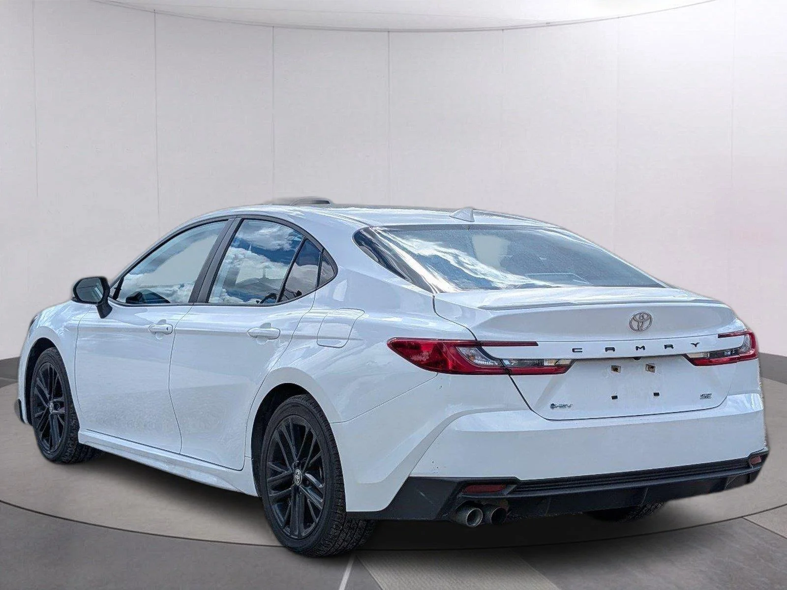 Used 2025 Ice Cap Toyota SE image 3