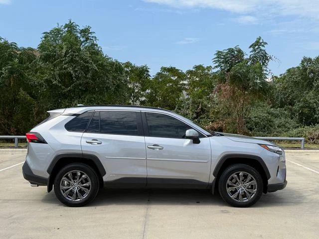 Certified Used 2023 SILVER SKY METALLIC Toyota XLE Premium image 36