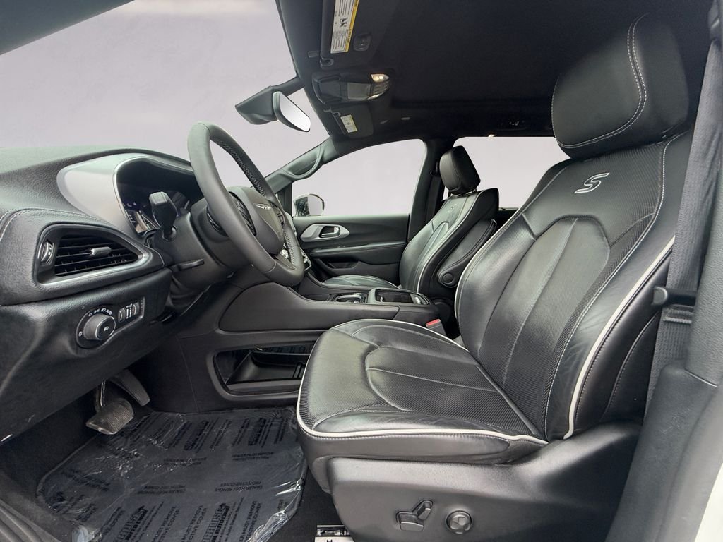 Used 2025 White Chrysler Limited image 10