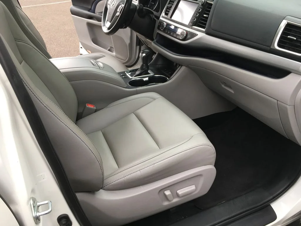 Used 2019 White Toyota XLE image 33