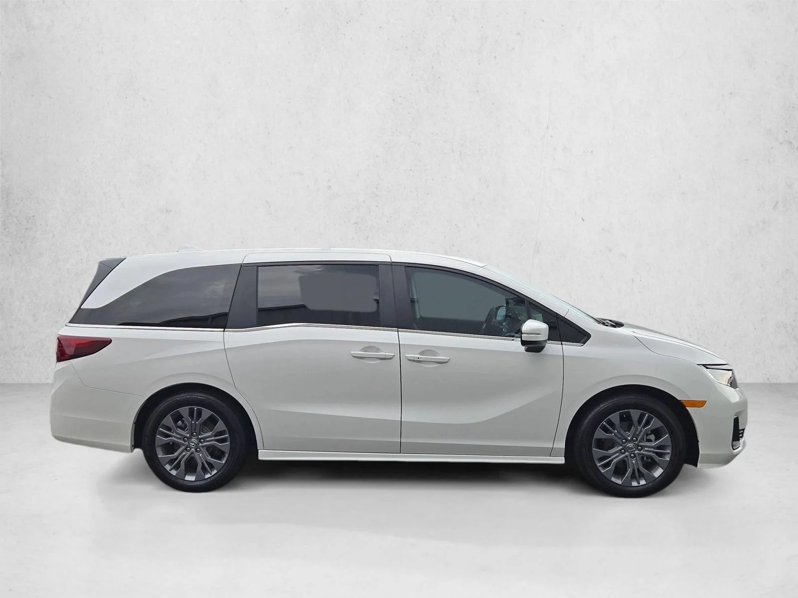 Used 2026 Platinum White Pearl Honda Touring image 4