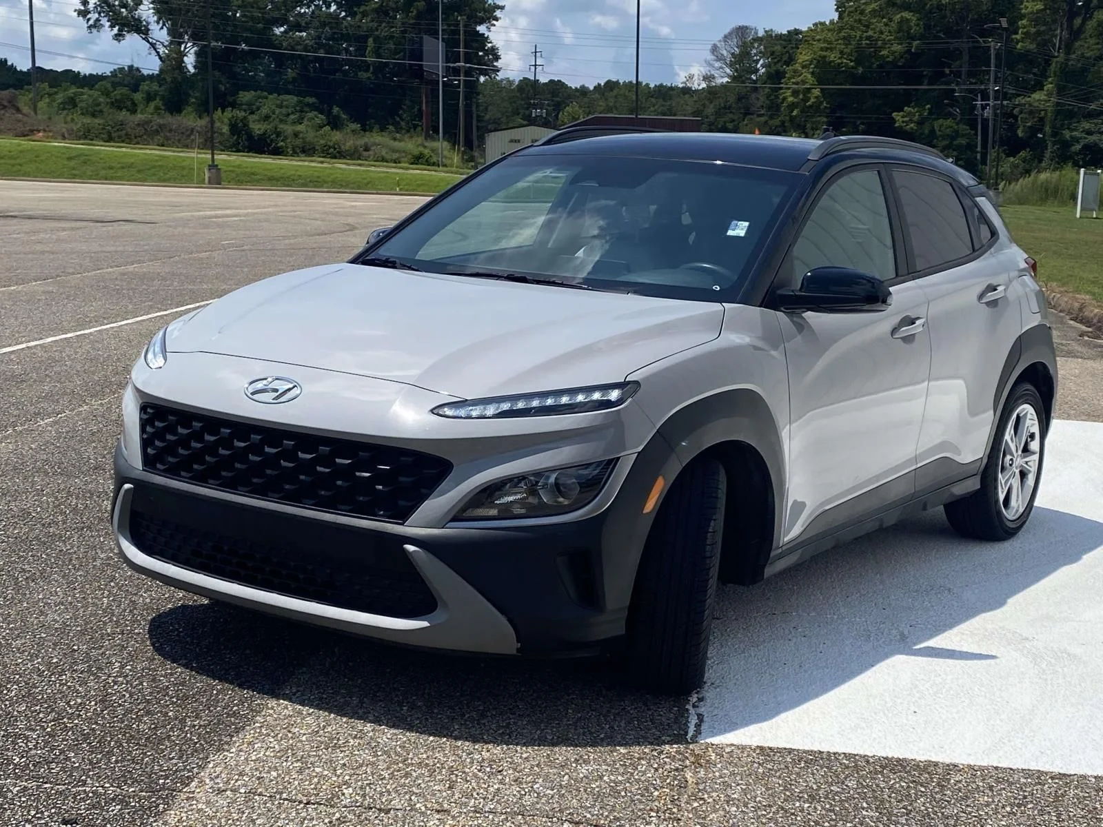 Used 2023 Silver Hyundai SEL image 3