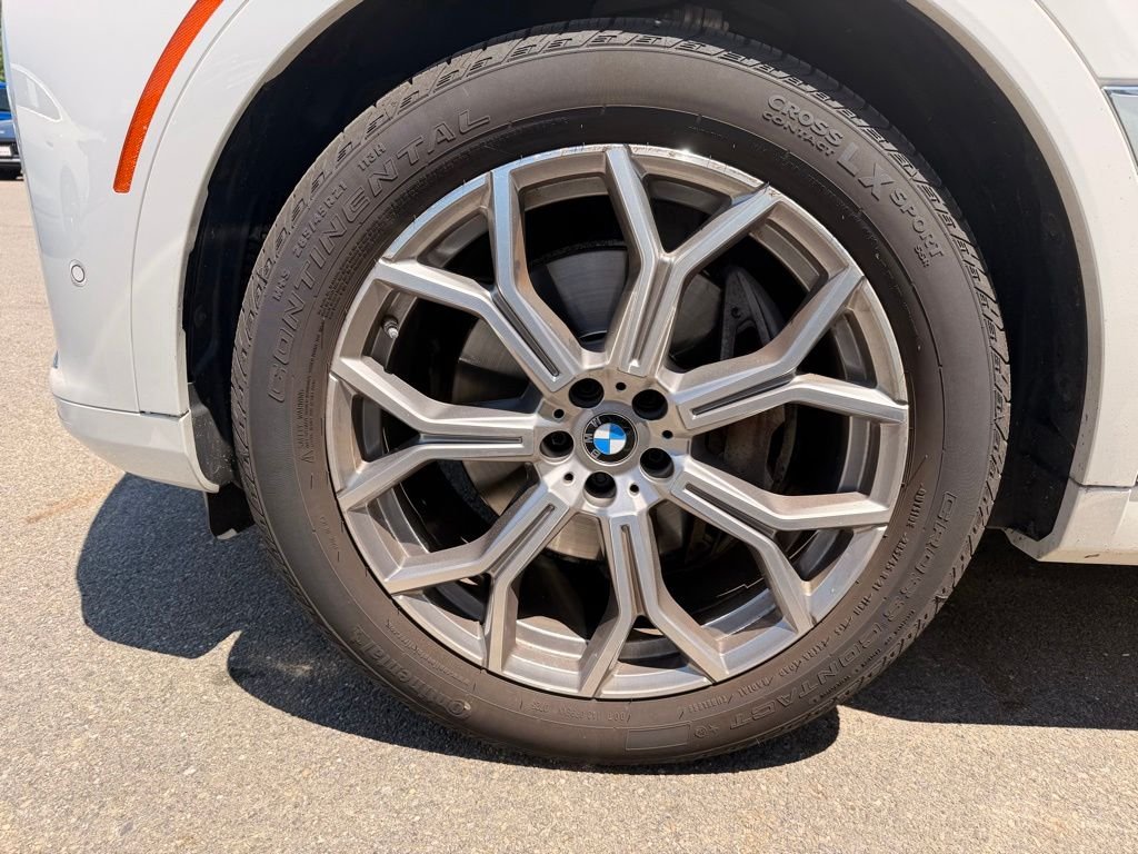 Used 2021 White BMW xDrive40i image 6