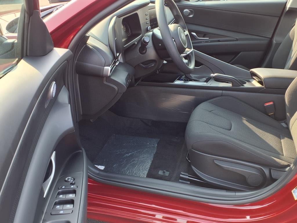 2025 Hyundai Elantra SE - Photo 15