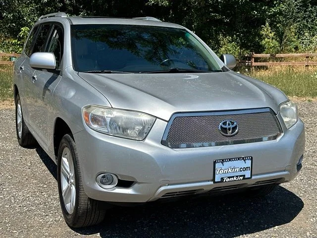 Used 2010 Classic Silver Metallic Toyota Limited image 2