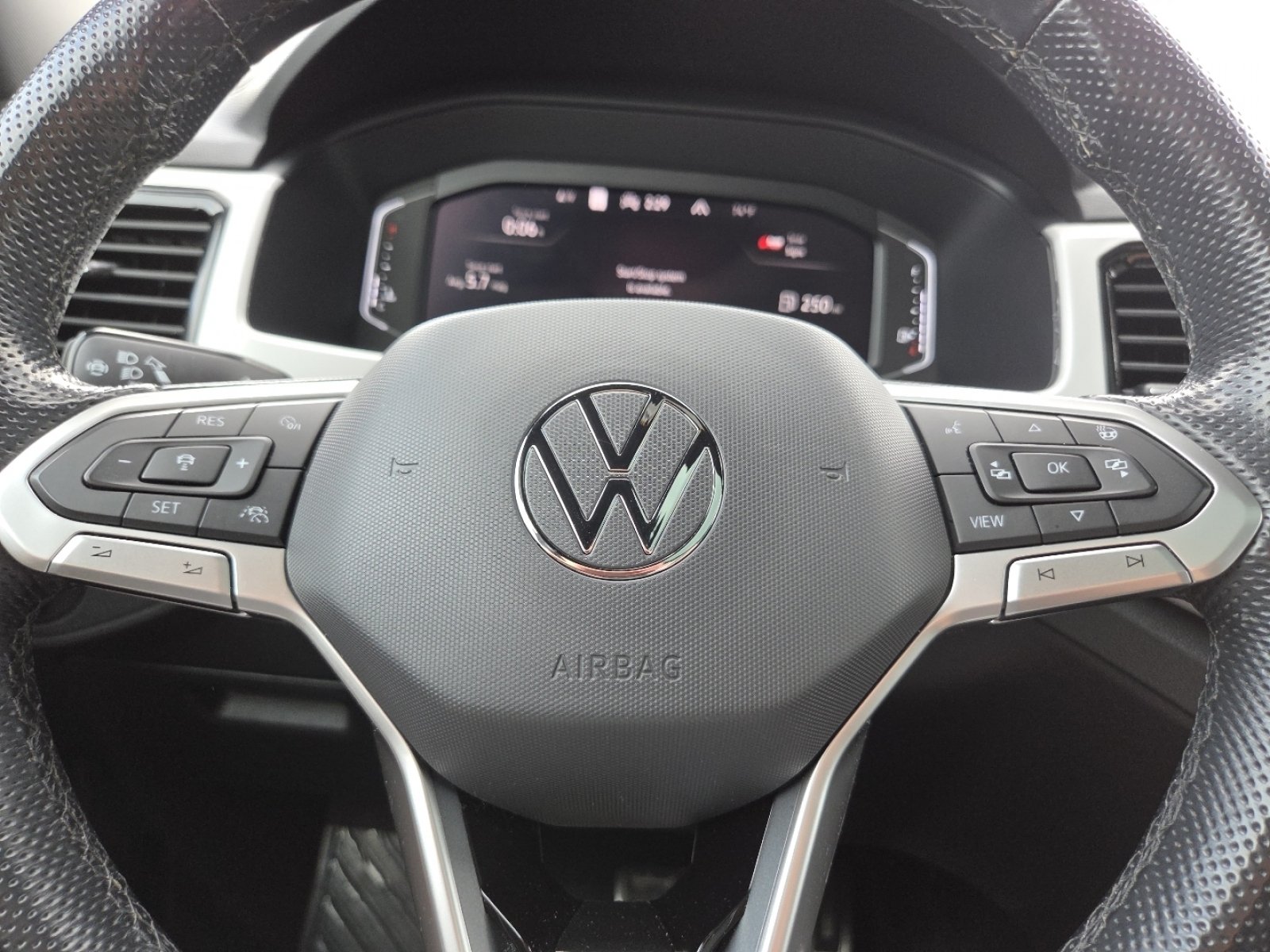 2022 Volkswagen Atlas Cross Sport SEL Premium R-Line - Photo 31