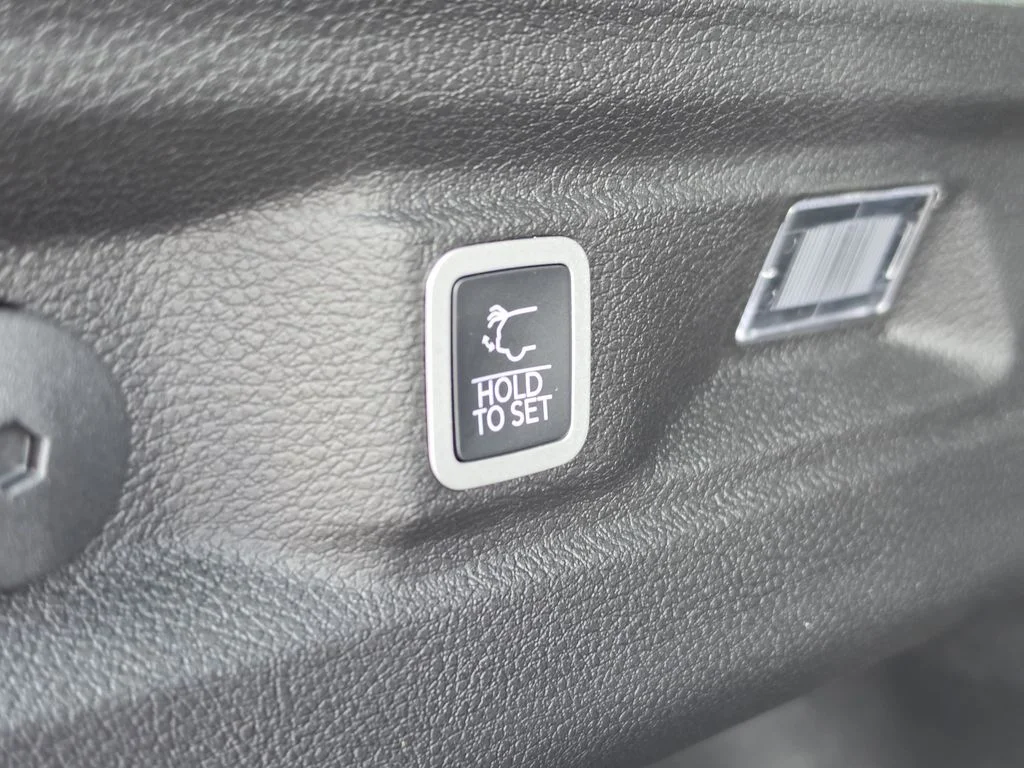 New 2026 Baltic Gray Metallic Clear-Coat Exterior Paint Jeep Altitude image 10