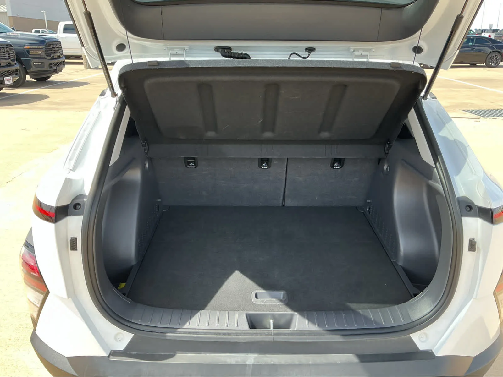 Used 2025 Atlas White Hyundai SEL image 16
