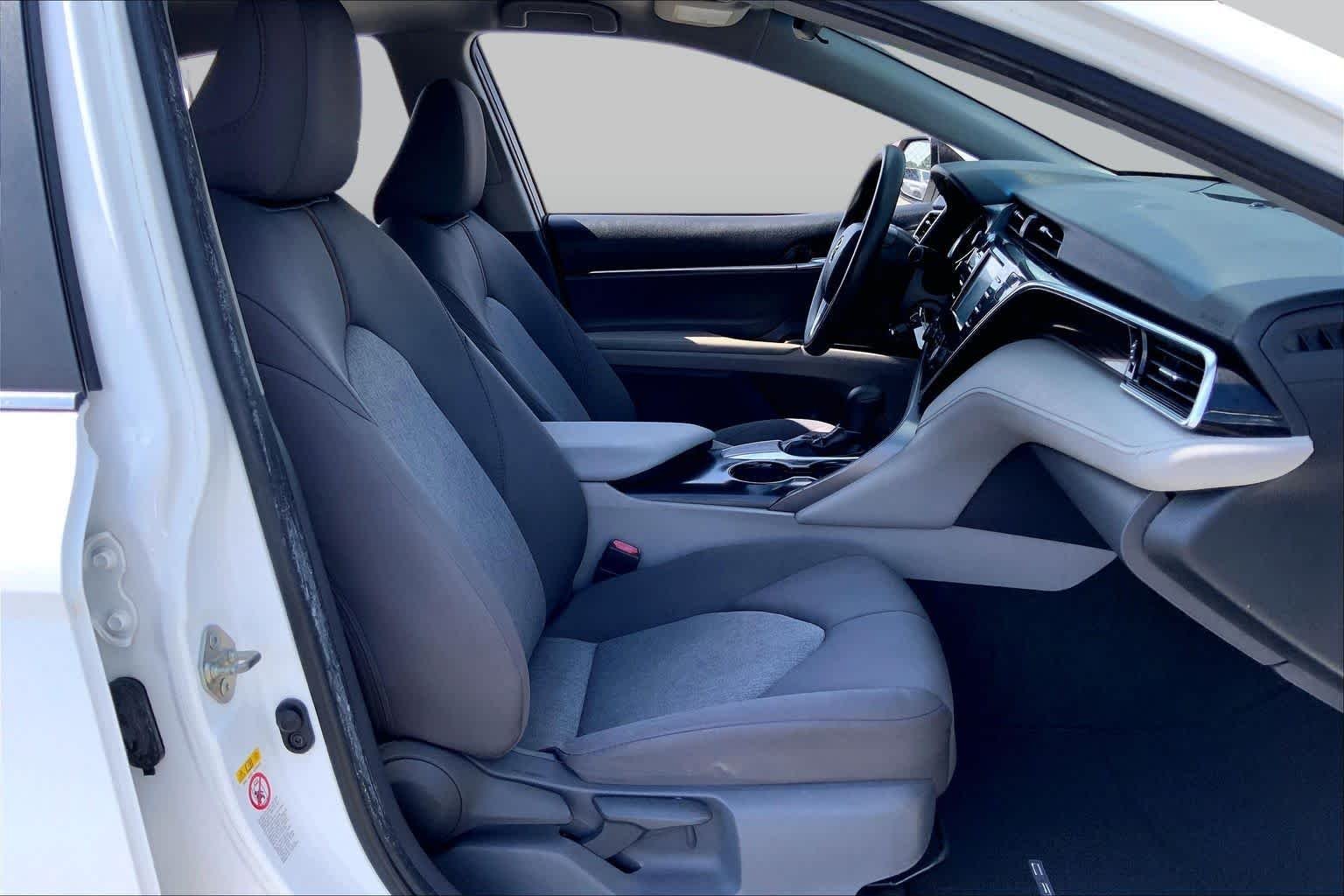 Used 2018 Super White Toyota LE image 9
