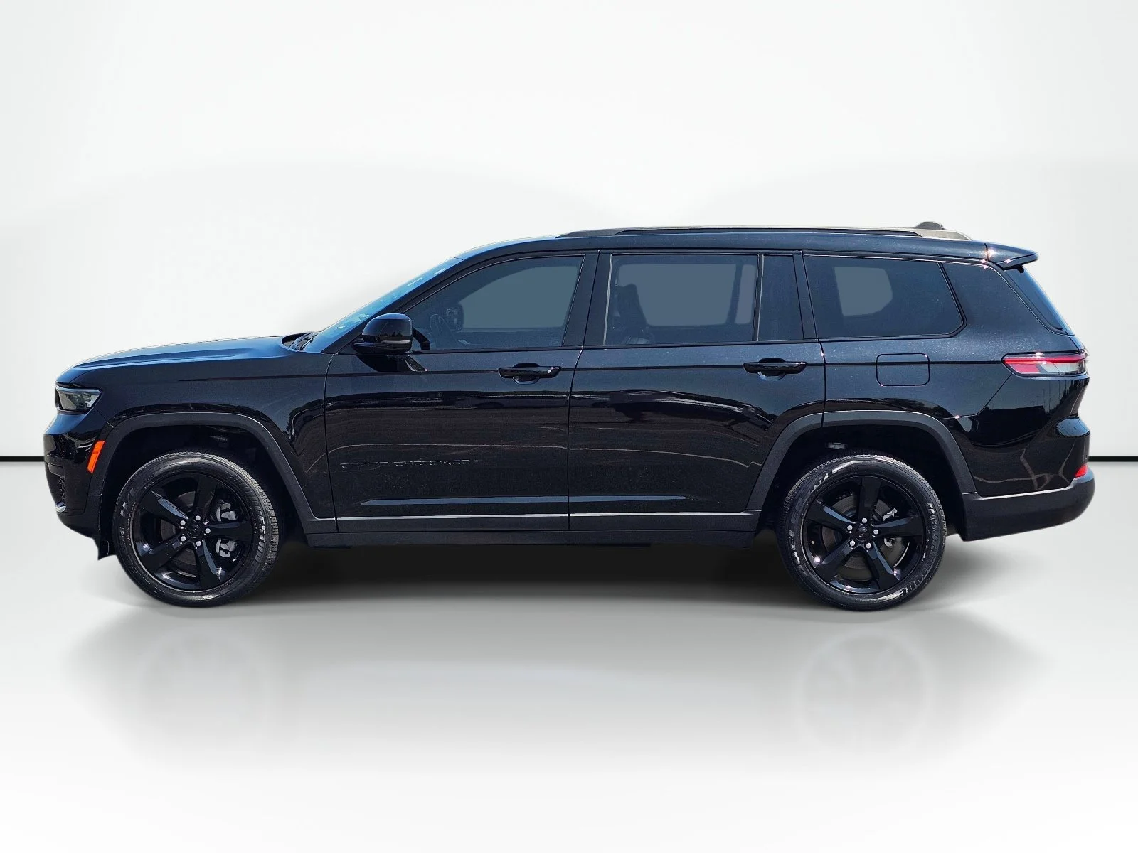 Used 2024 Diamond Black Crystal Pearlcoat Jeep Altitude image 13