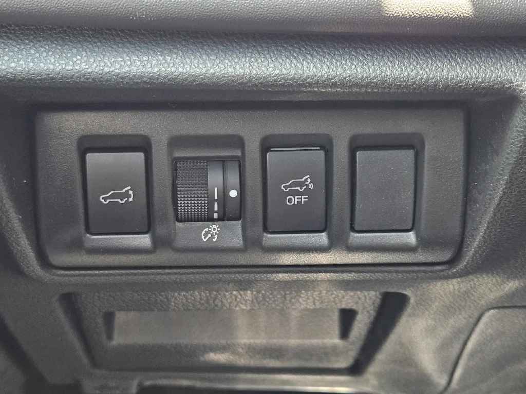 Used 2025 White Subaru Onyx Edition image 23