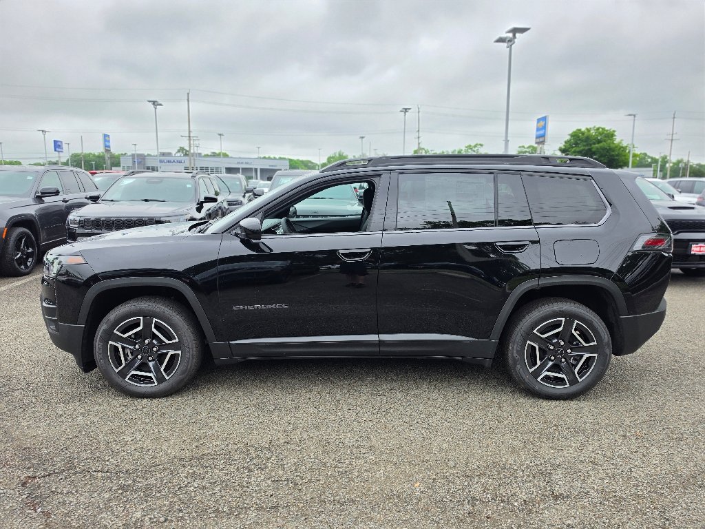 New 2026 Diamond Black Crystal Pearl-Coat Exterior Paint Jeep Laredo image 9