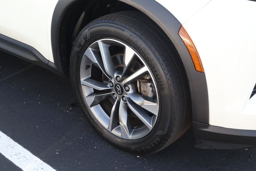 Used 2024 White INFINITI LUXE image 5