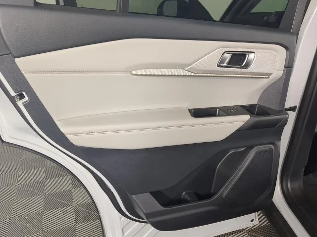 New 2026 Space White Metallic Ford Active image 15