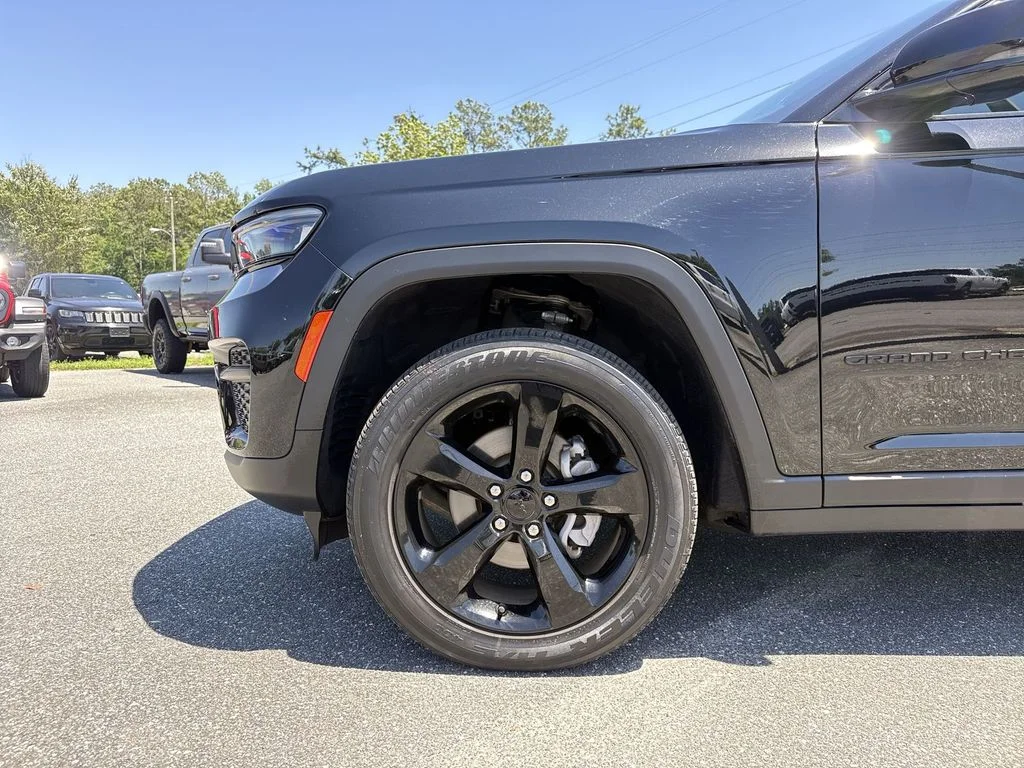 Used 2023 Diamond Black Jeep Altitude X image 12