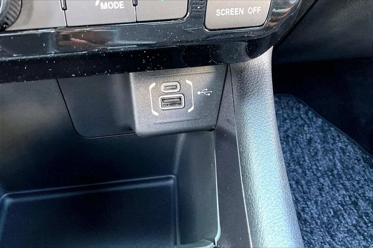 New 2026 Diamond Black Crystal Pearlcoat Jeep Latitude image 16