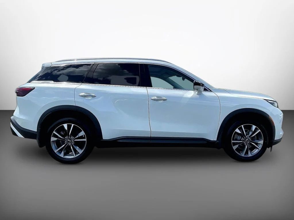 Used 2023 White INFINITI LUXE image 8