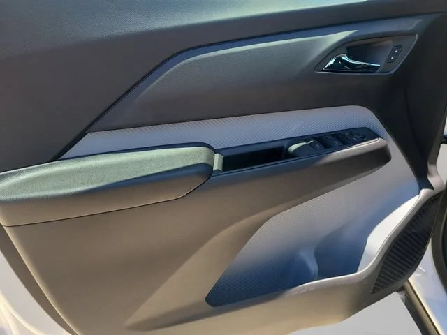 New 2027 Summit White Chevrolet LT image 21