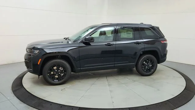 New 2026 Diamond Black Crystal Pearlcoat Jeep Altitude image 5