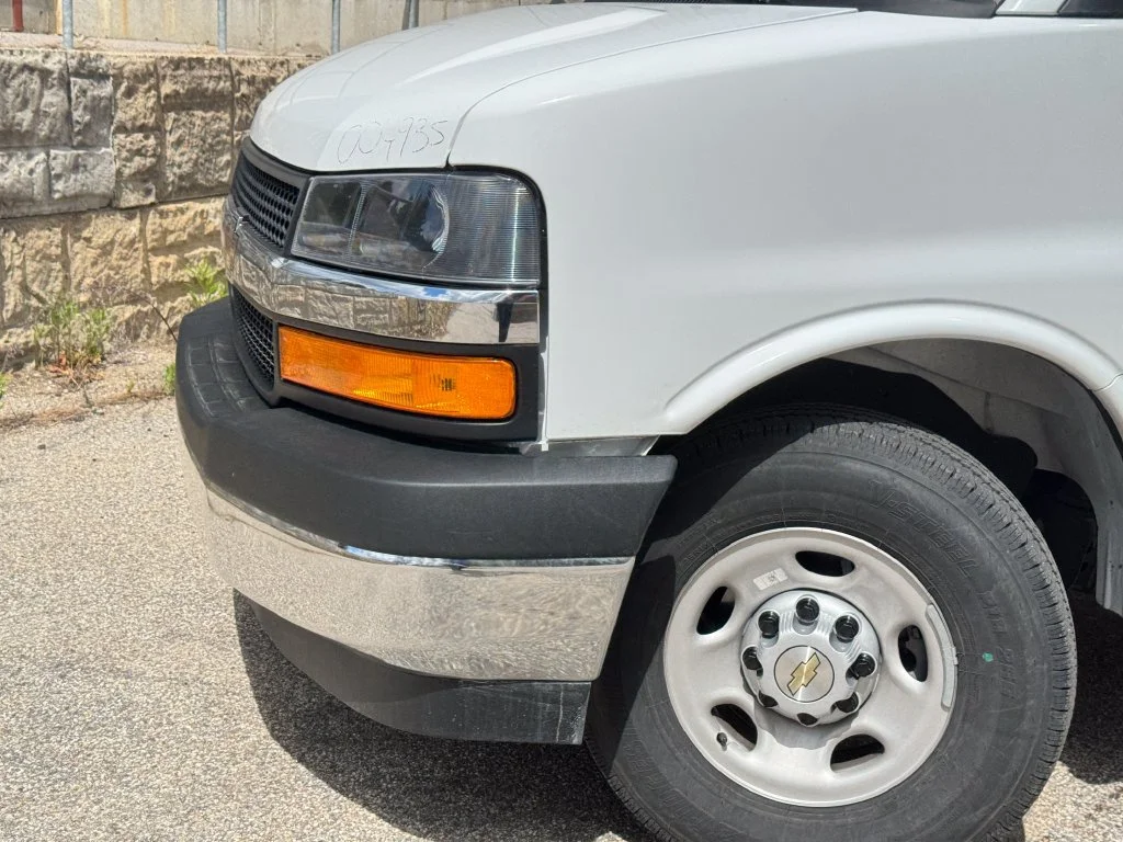 New 2026 Summit White Chevrolet 1WT image 3