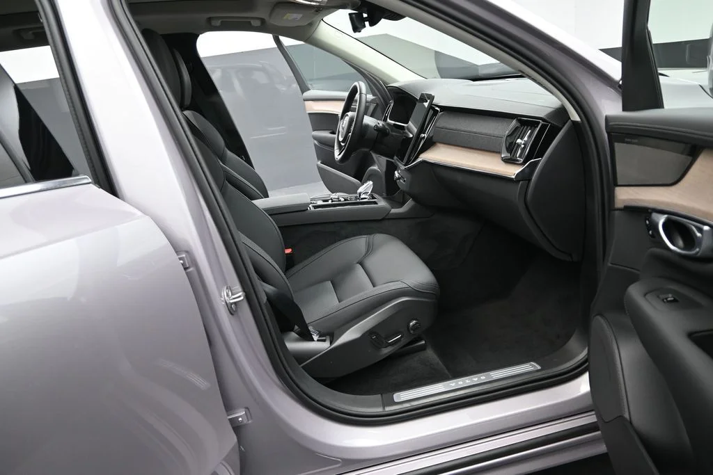 New 2026 Aurora Silver Volvo Plus image 17