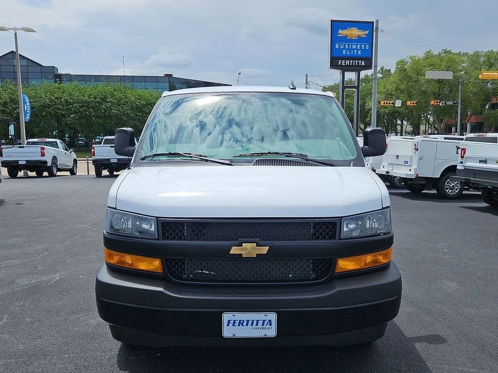 New 2026 Summit White Chevrolet WT image 21