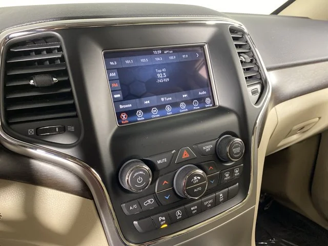 Used 2018 Silver Jeep Laredo E image 28