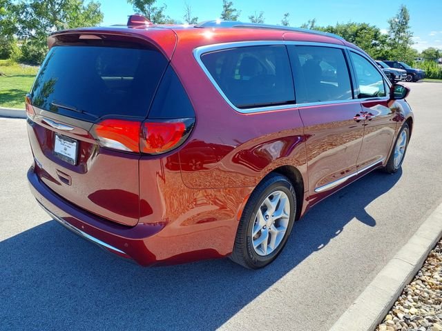 Used 2019 Velvet Chrysler Touring L Plus image 5
