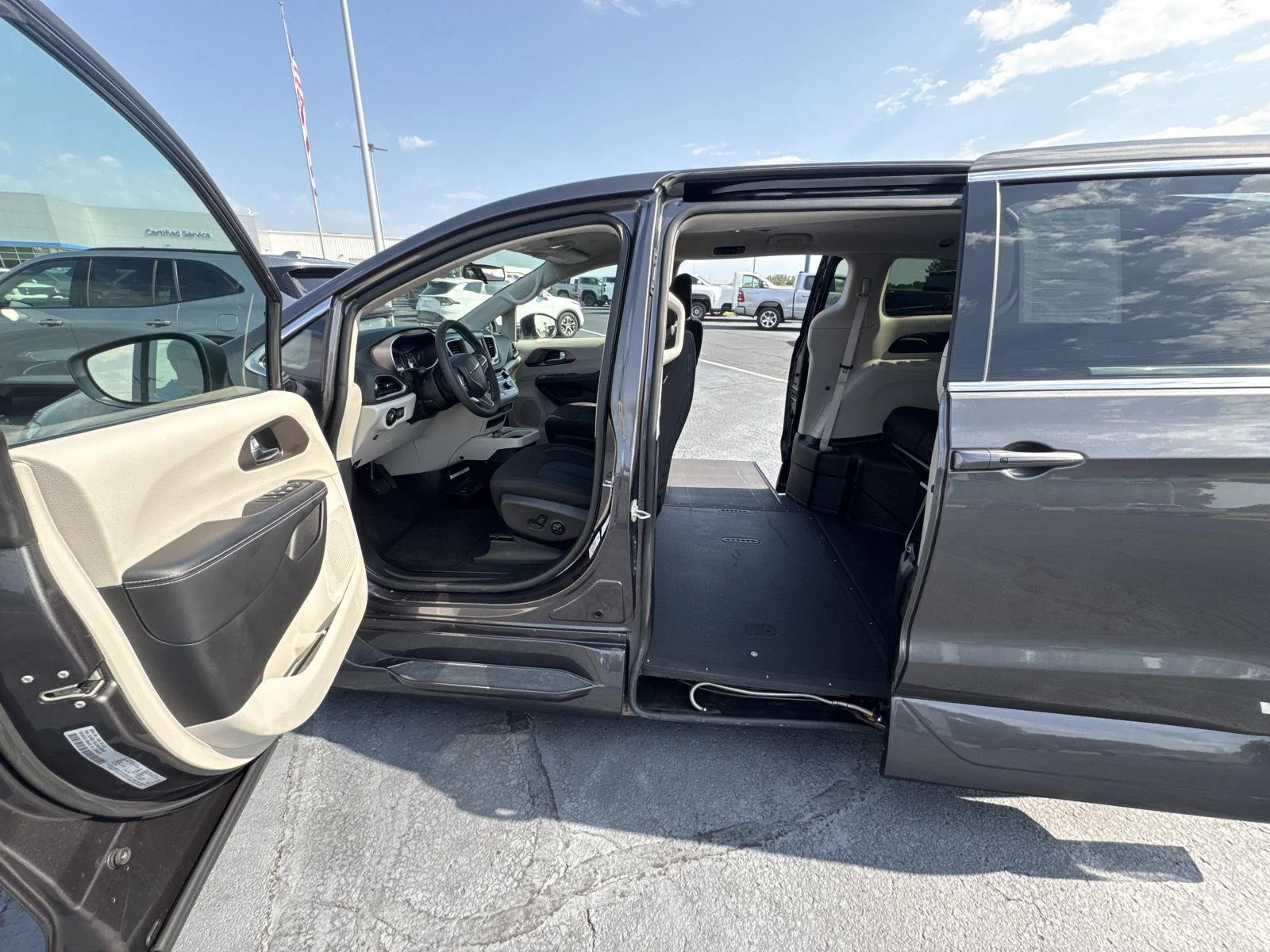 Used 2022 Granite Crystal M Chrysler LX image 8