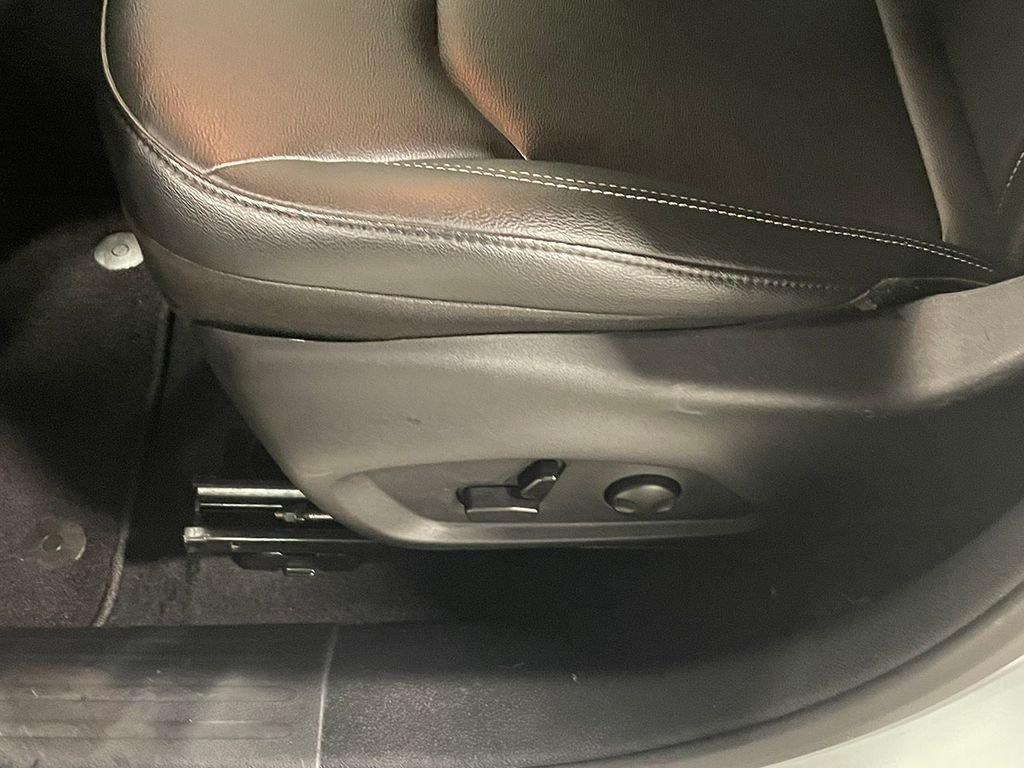 Used 2026 White/off-white Jeep Limited image 21
