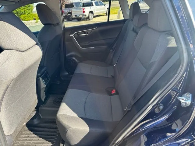 2025 Toyota RAV4 XLE - Photo 13