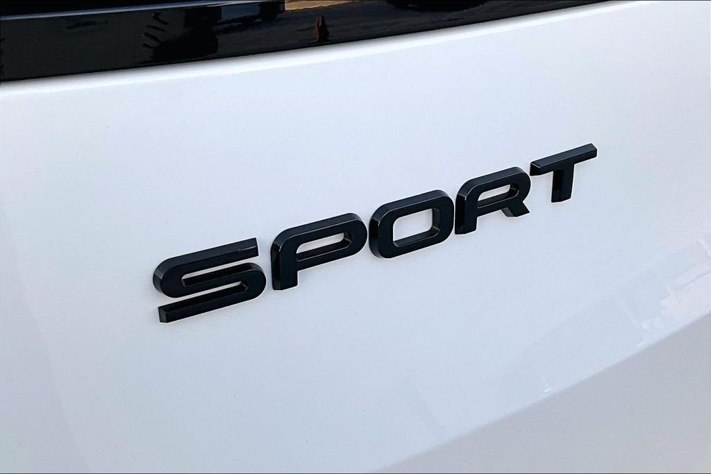 New 2026 FUJI WHITE Land Rover Dynamic SE image 9