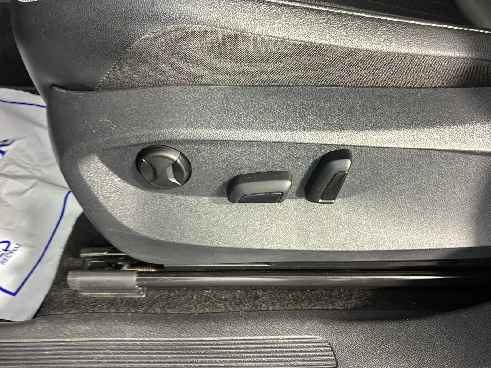 Used 2023  Volkswagen SE image 23