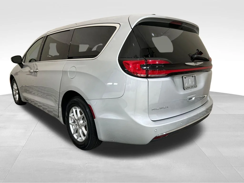 Used 2023 Silver Chrysler Touring L image 3