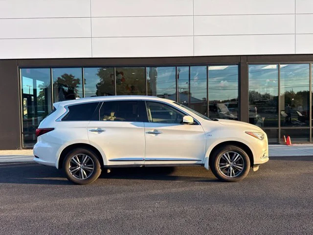 Used 2016 White INFINITI Base image 2