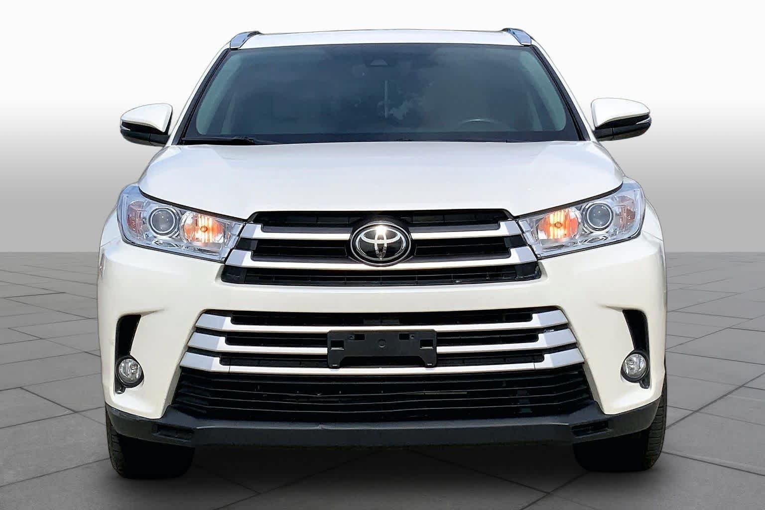 Used 2019 Blizzard Pearl Toyota XLE image 4