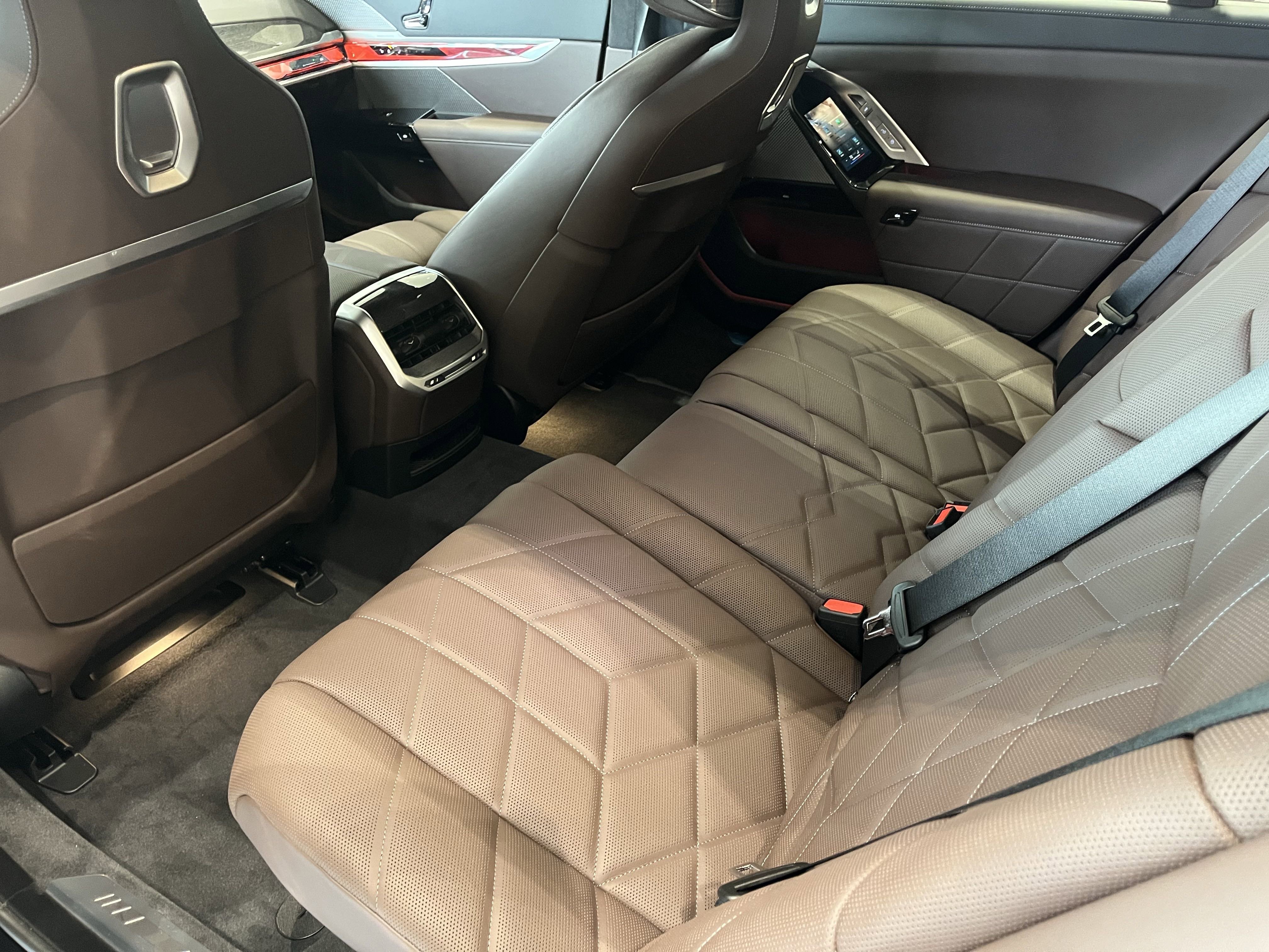 Used 2025 CARBON BLACK META BMW xDrive60 image 19